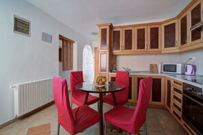 Family Apartment, 1 Bedroom (Comfy Sunset And Sea View Apartment) | Dining room