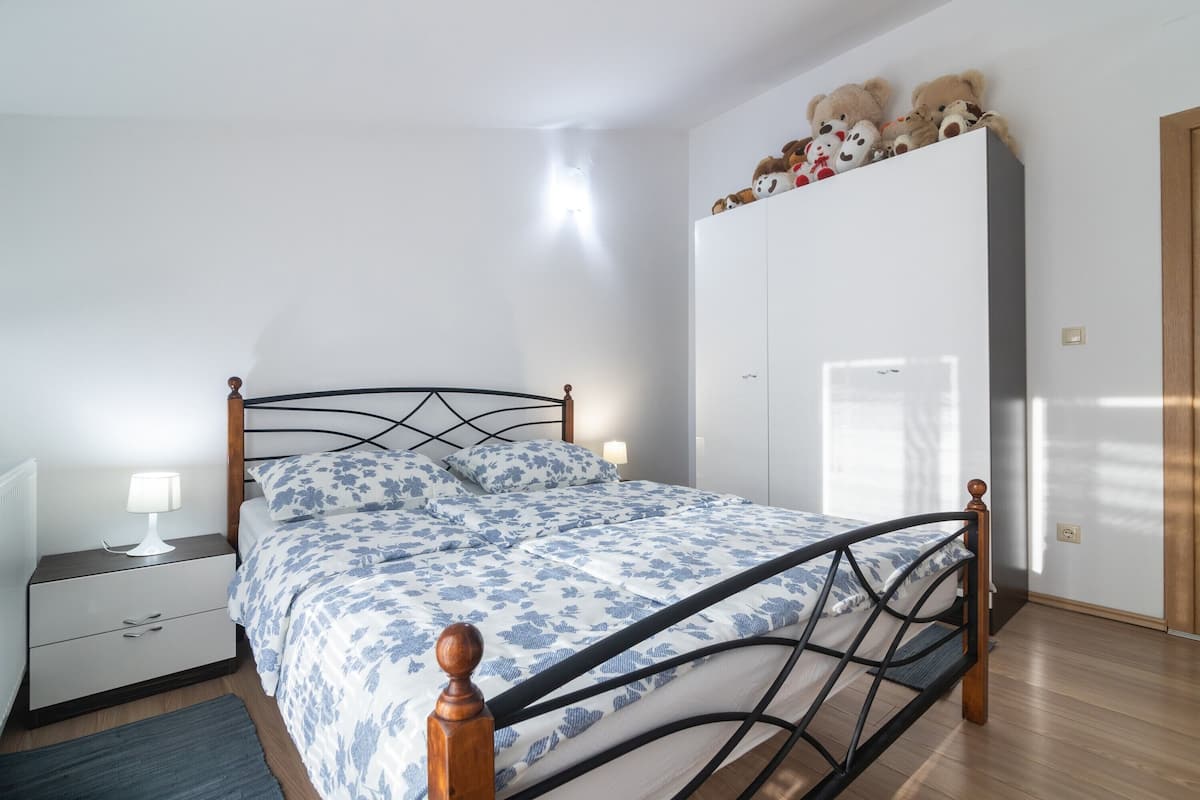 Familienapartment, Mehrere Schlafzimmer (Sea View Panorama Penthouse) | 1 Schlafzimmer, kostenloses WLAN, Bettwäsche