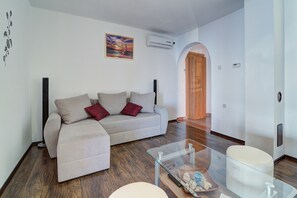 Family Apartment, 1 Bedroom (Comfy Sunset And Sea View Apartment) | Living area | 32-inch LED TV with satellite channels