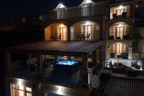 Voorkant accommodatie - avond/nacht