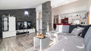 Familieleilighet, 2 soverom, balkong (Sea View Panorama Penthouse) | Oppholdsområde | En 32-tommers LED-TV med Parabol-TV