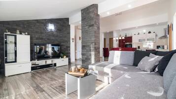 Departamento familiar, 2 habitaciones, balcón (Sea View Panorama Penthouse) | Área de sala de estar | Televisión LED de 32 pulgadas con canales vía satélite
