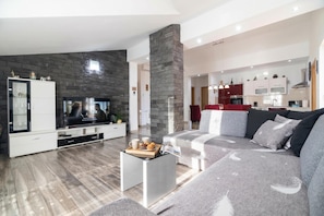 家庭公寓, 2 間臥室, 陽台 (Sea View Panorama Penthouse) | 起居區 | 32-吋LED 液晶電視，提供衛星頻道