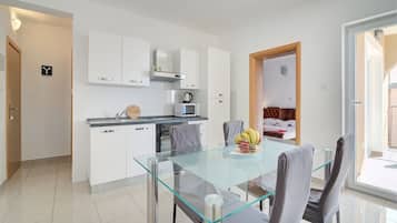 Familienapartment, 1 Schlafzimmer (Comfy Apartment With Panoramic Sea) | Esszimmer