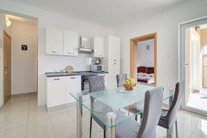 Căn hộ dành cho gia đình, 1 phòng ngủ (Comfy Apartment With Panoramic Sea) | Phòng ăn