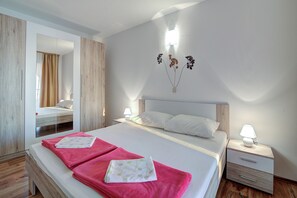 Family Apartment, Multiple Bedrooms (Comfy Sunset And Sea View Apartment)