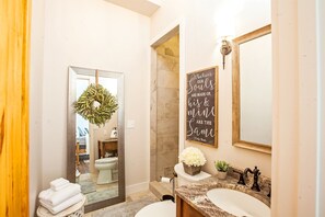 Douche, sèche-cheveux, serviettes fournies