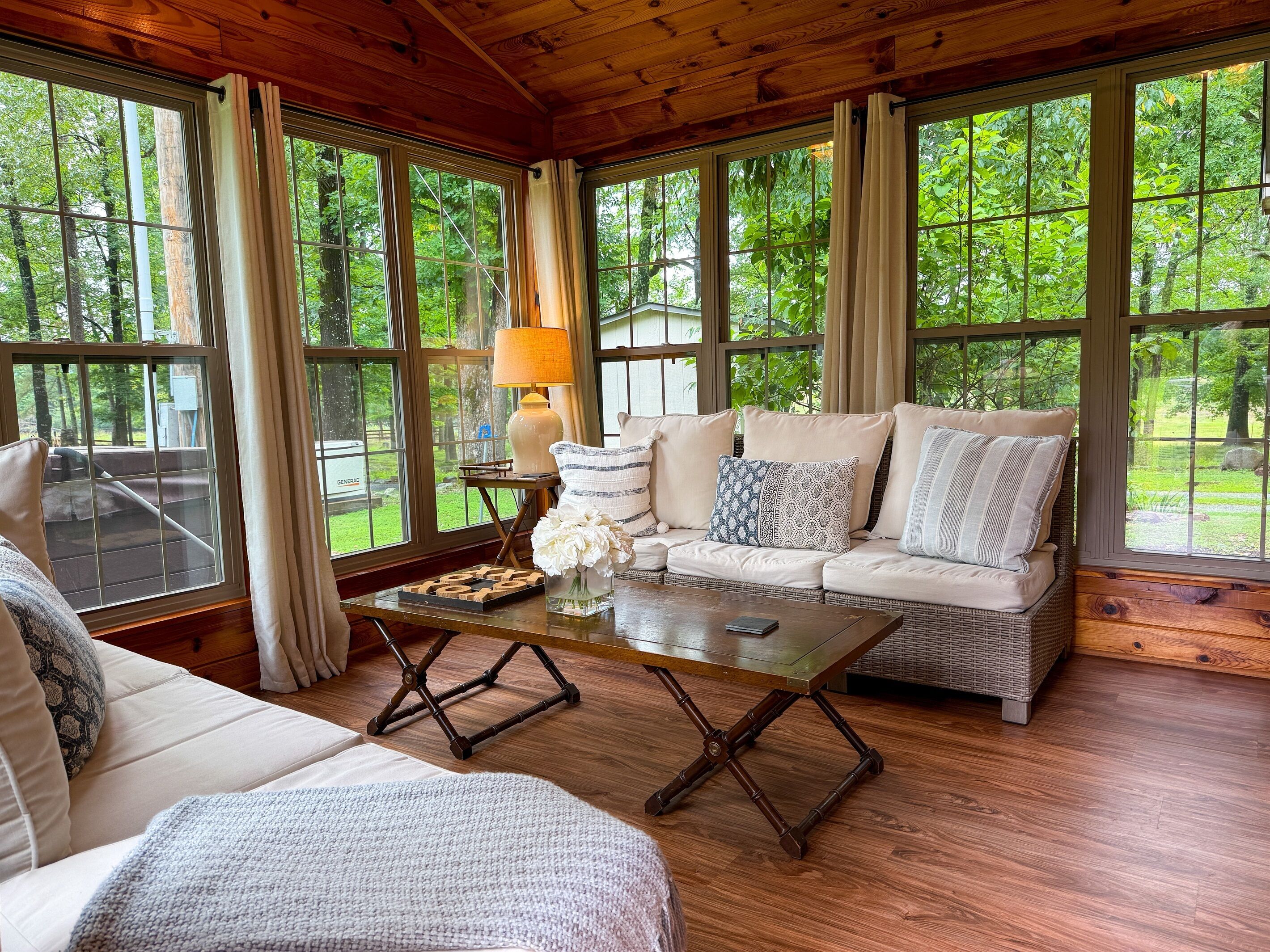 智能電視、壁爐、書籍