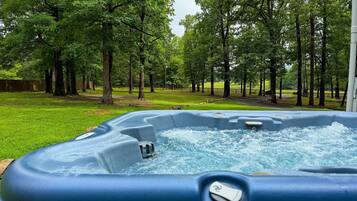 Tina de hidromasaje al aire libre