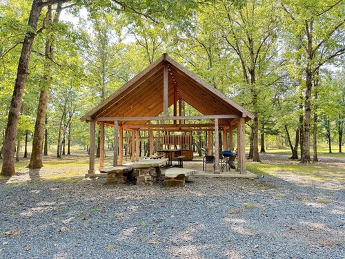 Cozy & Private Smithville Retreat + Sunroom & Hot Tub