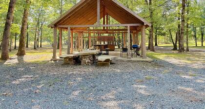 Cozy & Private Smithville Retreat + Sunroom & Hot Tub