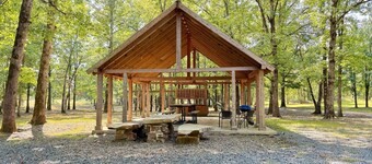 Cozy & Private Smithville Retreat + Sunroom & Hot Tub