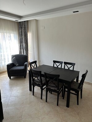 Dining - Spacious 3-Bd Hotel Apt in Gated Compound in Sheikh Zayed (Giza Governorate)