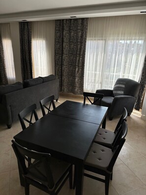 Dining - Spacious 3-Bd Hotel Apt in Gated Compound in Sheikh Zayed (Giza Governorate)
