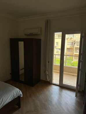 3 bedrooms, WiFi, bed sheets - Spacious 3-Bd Hotel Apt in Gated Compound in Sheikh Zayed (Giza Governorate)