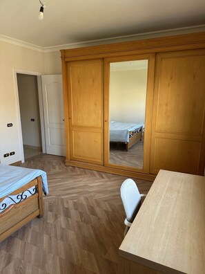 3 bedrooms, WiFi, bed sheets - Spacious 3-Bd Hotel Apt in Gated Compound in Sheikh Zayed (Giza Governorate)