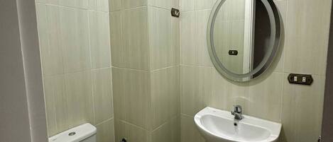 Bidé, handdukar, tvål och toalettpapper