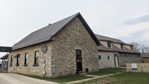Un edificio de piedra con un letrero que dice "MAIN ST. MAIN ST."