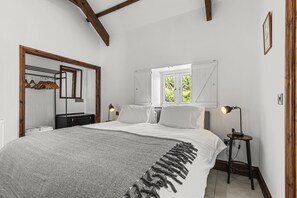 2 عدّة غرف نوم وسرير سفر وخدمة الإنترنت وملاءات أسرّة