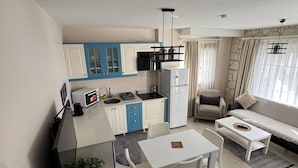 Un appartamento moderno con cucina, sala da pranzo e soggiorno.