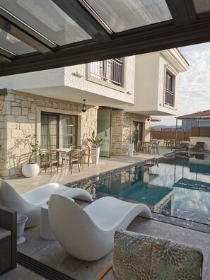 Outdoor pool, open 9:00 AM to 8:00 PM, pool umbrellas, sun loungers - Olea Alaçatı (Cesme)