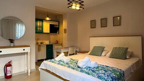 Una camera da letto con un letto, comodini, uno specchio e un lampadario.