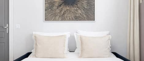 스탠다드 아파트, 마당 전망 | 거실 공간 | 디지털 채널 시청이 가능한 80cm 스마트 TV