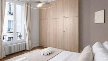 Leilighet – standard, bakgårdsutsikt | Skrivebord for bærbar PC, strykejern/-brett og reiseseng for barn