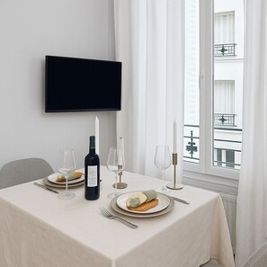 Standard Apartment, Courtyard View | Dining room