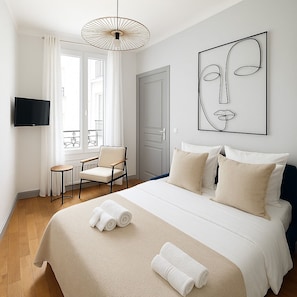 スタンダード アパートメント コートヤードビュー | リビング エリア | 80 cmのスマートテレビ (デジタル放送視聴可)