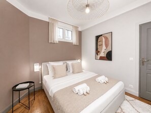 Apartamento estándar, vistas al patio | Espacio para trabajar con un portátil y tabla de planchar con plancha