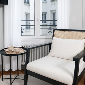 スタンダード アパートメント コートヤードビュー | リビング エリア | 80 cmのスマートテレビ (デジタル放送視聴可)