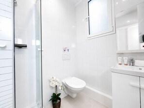 Leilighet – standard, bakgårdsutsikt | Bad | Dusj, hårføner, håndklær og såpe