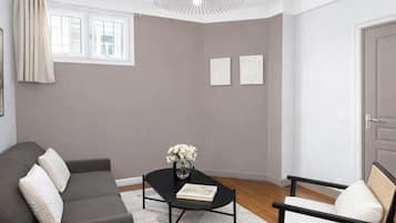 Appartamento Standard, vista cortile | Area soggiorno | Smart TV 80 cm con canali digitali