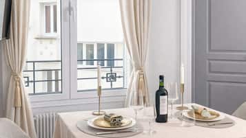 Appartamento Standard, vista cortile | Area soggiorno | Smart TV 80 cm con canali digitali