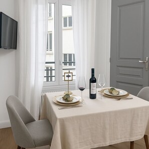 スタンダード アパートメント コートヤードビュー | ダイニングルーム