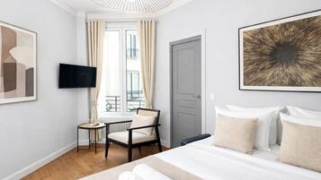 Apartamento estándar, vistas al patio | Espacio para trabajar con un portátil y tabla de planchar con plancha