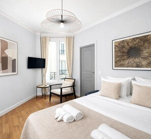 Laptop workspace, iron/ironing board, travel cot, free WiFi - 1611 Vouillé (Paris)