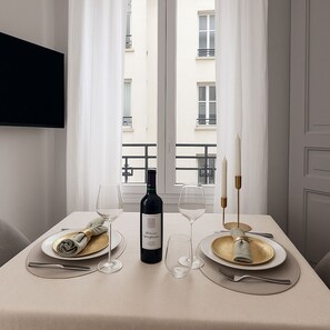 Apartamento estándar, vistas al patio | Comedor