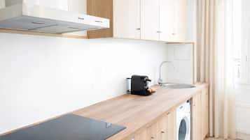 Apartamento estándar, vistas al patio | Cocina privada | Frigorífico pequeño, microondas y placa de cocina