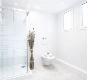 Standard Apartment, Courtyard View | Bathroom | Shower, hair dryer, towels, soap - 1611 Vouillé (Paris)