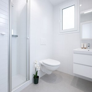 Apartamento estándar, vistas al patio | Baño | Ducha, secador de pelo, toallas y jabón