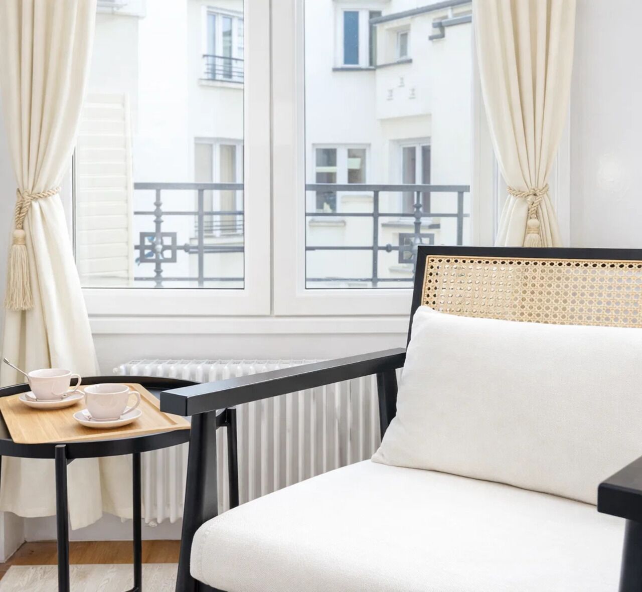 Apartamento estándar, vistas al patio | Zona de estar | Smart TV de 80 cm con canales digitales