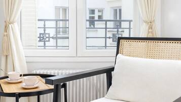 Apartamento estándar, vistas al patio | Zona de estar | Smart TV de 80 cm con canales digitales