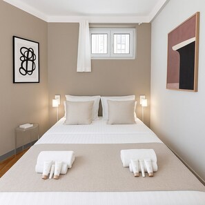 Apartamento estándar, vistas al patio | Espacio para trabajar con un portátil y tabla de planchar con plancha
