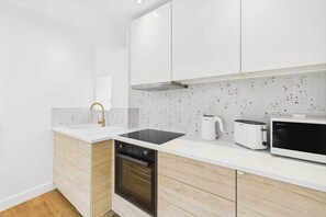 Kühlschrank, Mikrowelle, Ofen, Herdplatte