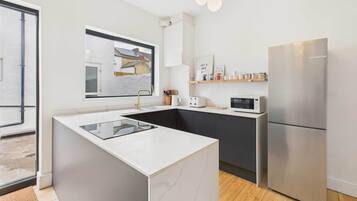 Fridge, microwave, oven, stovetop