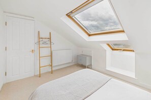 4 habitaciones, escritorio, tabla de planchar con plancha y wifi