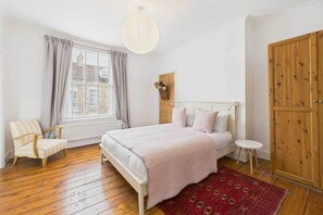 4 habitaciones, escritorio, tabla de planchar con plancha y wifi 