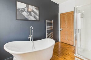 Shower, hair dryer, towels, shampoo